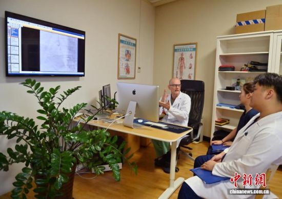 10��17�գ������L����������(��һ)�������t(y��)���������g(sh��)��(j��ng)�(y��n)������ �z