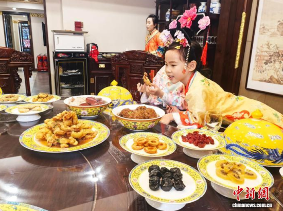 2��5��������ʡ�����У������M����Сʳ��Ʒ�L���M��˴��롱����������ӛ�� ʯ���� �z