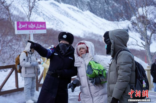 ���軨Ů�Ӿ���(w��)�(du��)���ڜ�Ȫ�V��(ch��ng)���ο�ָ�����[·�������w�� �z