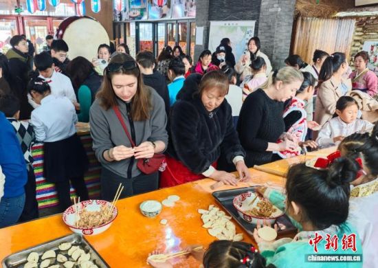 3��8�������ְ��D�����_˹�ο��w��������w���� �z